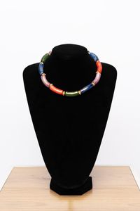 Ketting: eenvoud en opvallend, multicoour met goudtinten.