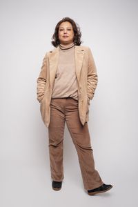 Corduroy blazer en broek in bruintinten x lange oorbellen uit de Floating beads collectie